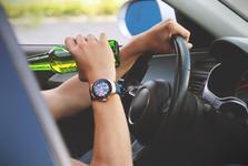 Popíjela v restauraci, pak sedla za volant. Neratovičtí strážníci na řidičku číhali ve Školní ulici