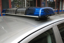 Řidič v Neratovicích se chtěl vyhnout pokutě. Z nárazu do lampy ho ale usvědčily kamerové záznamy