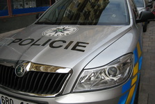 Vandal v Neratovicích bušil pěstí do aut, zachytily ho při tom kamery