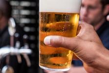 Kde si v Neratovicích nesmíte dát venku pivo? Nová vyhláška stanoví přesná místa