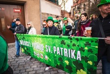 OBRAZEM: Mělník se zahalil do zelené. Oslavy svatého Patrika přilákaly na Náměstí Míru stovky lidí